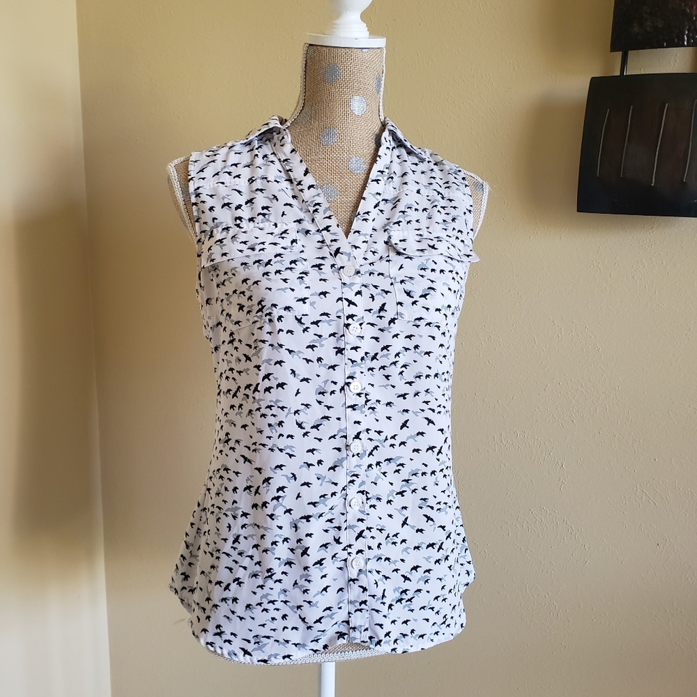 Bird print sleeveless button down blouse Small